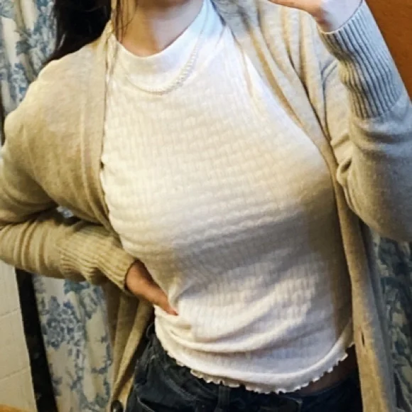 White Ruffle Textured Top/Blouse 🤍 - Picture 4 of 7